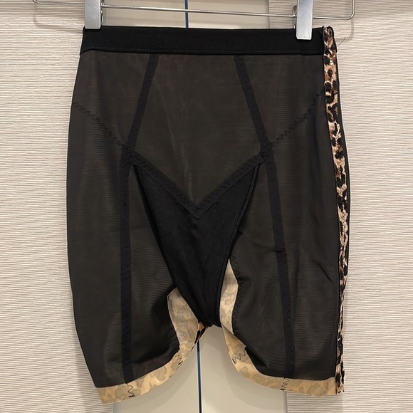 VICTORIAS SECRET SPANX SKIRT WITH PANTY ATTACHED! Size: Small - Picture 9 of 9